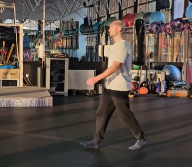 stik stopala s tlemi — začetna faza hoje barefoot