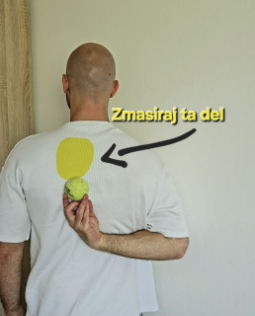 lokacija samomasaže z žogico med lopatico in hrbtenico zakrčen vrat hrbet